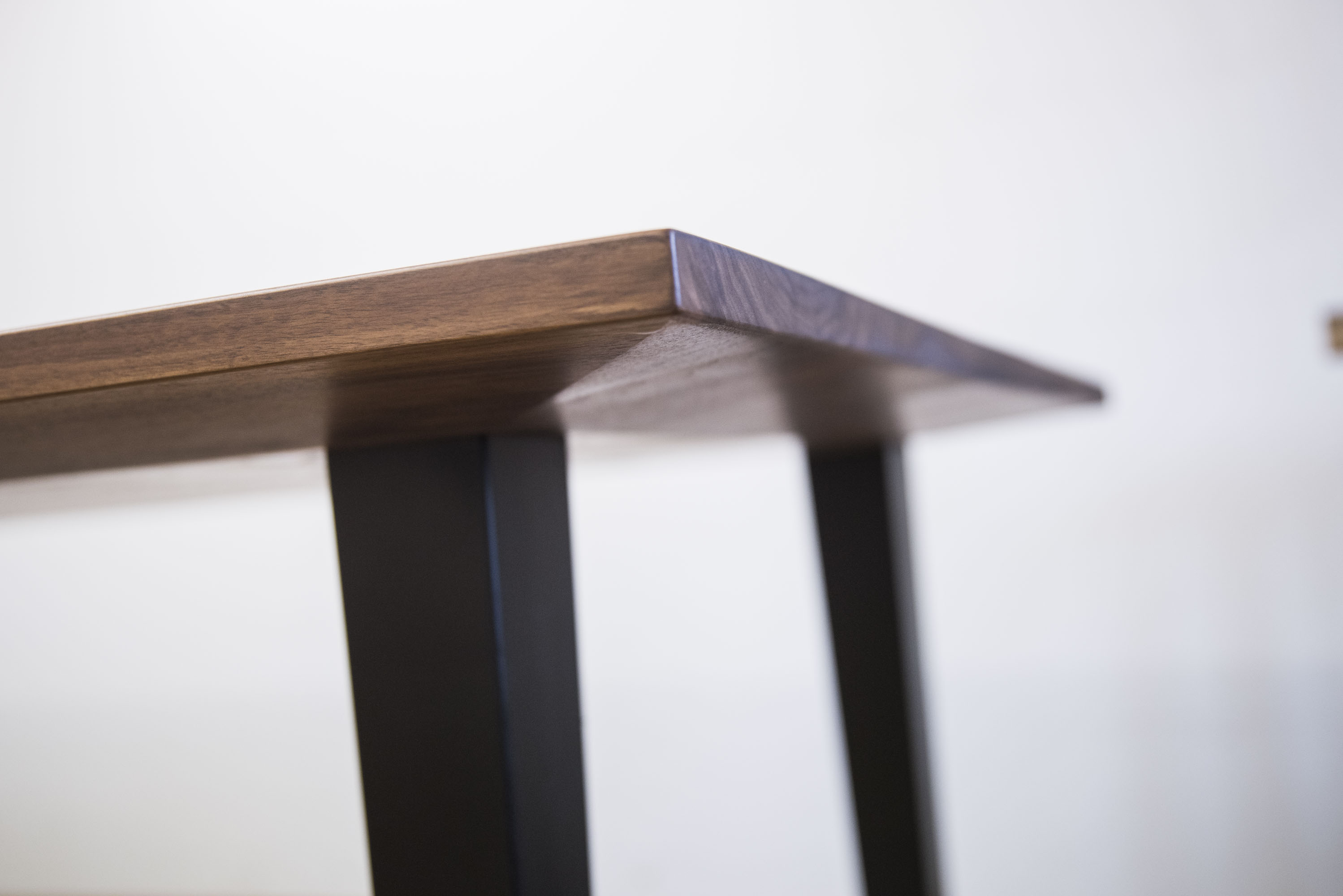 Massivholztisch aus Nuss mit Unterfräskante
