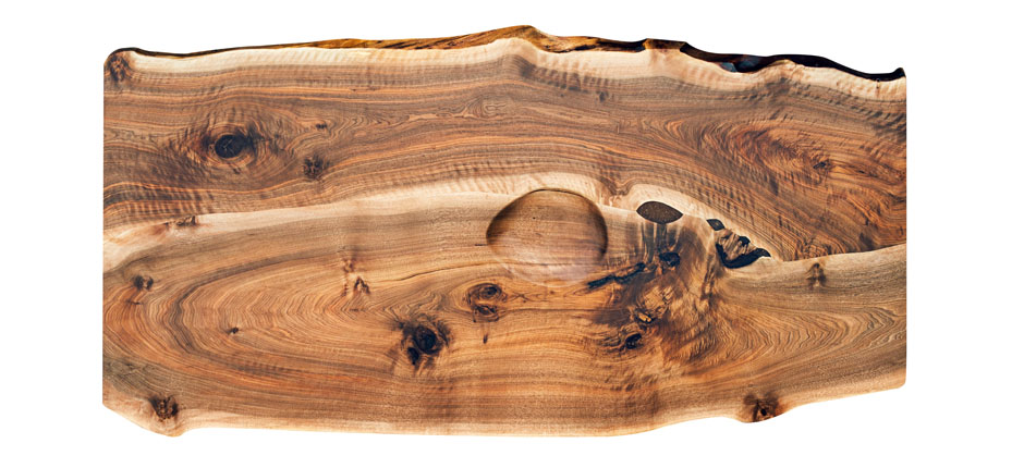 Tischplatte aus Nussholz mit Waldkante